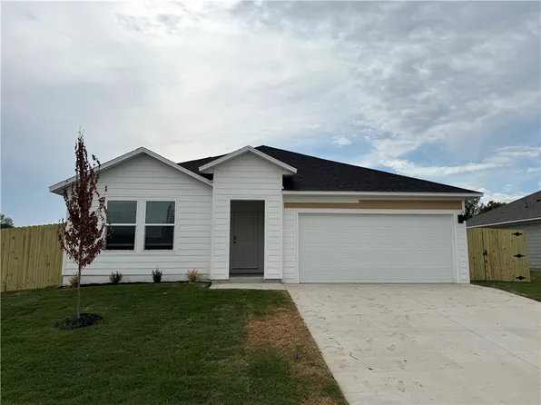 590 Riggs St, Prairie Grove, AR 72753