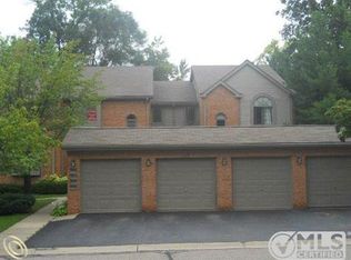904 Ridge Ct, Brighton, MI 48116