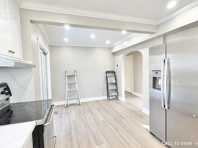 1052 King St E — Photo 5