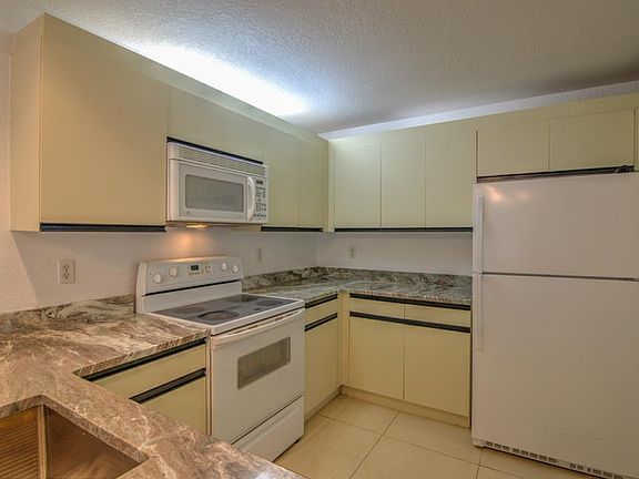 5th image of 81 Emerald Woods Dr