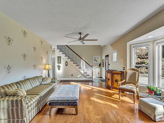 4th image of 10 Rockledge Drive