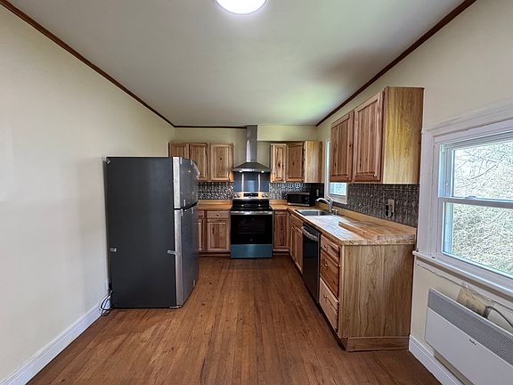 5th image of 113 E Center St