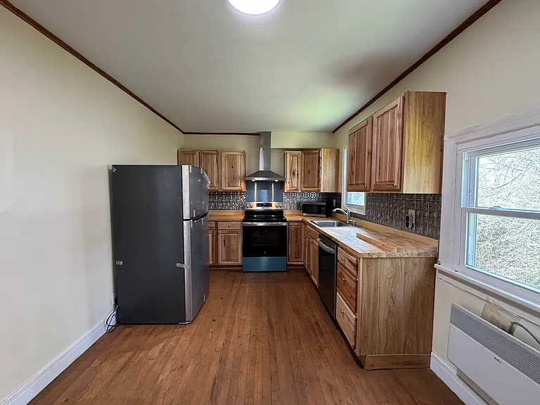 113 E Center St — Photo 5