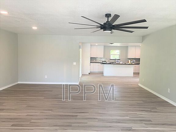 3rd image of 1005 E Crockett Ave