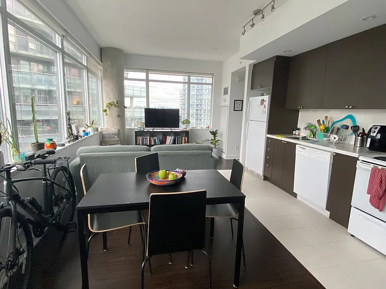 20 Joe Shuster Way #1417 — Photo 4