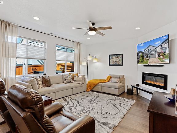 4th image of 899 NE Trillium Dr