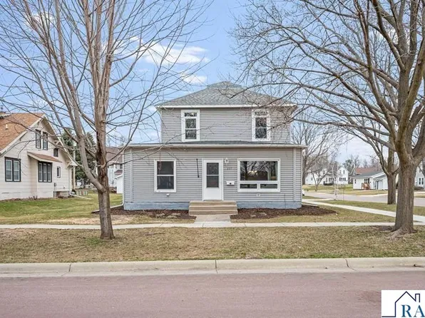 227 E 2nd St, Blue Earth, MN 56013