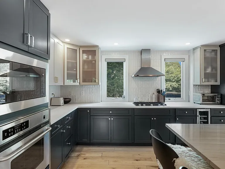 49 Beach Rd — Photo 17