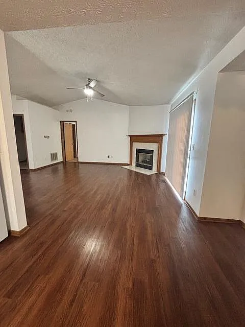 3 bed, 2.0 bath, 1214 sqft, $2,100 — Photo 2