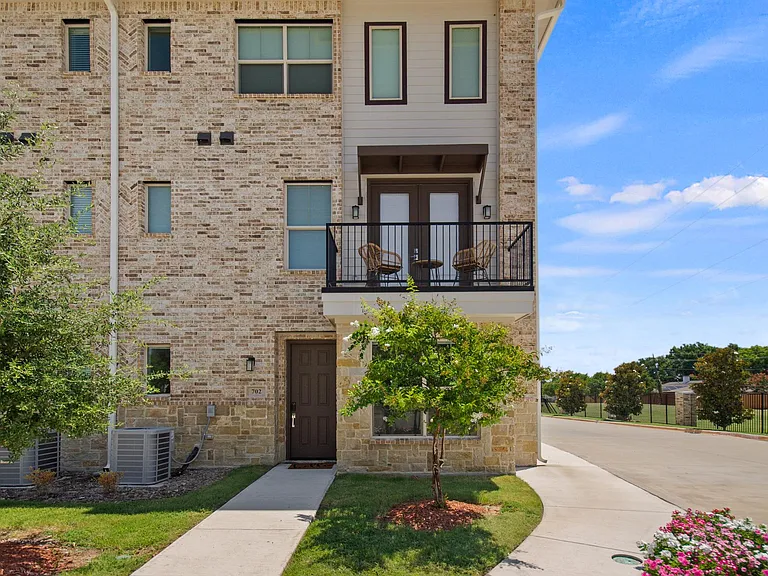 702 N Plano Rd — Photo 3