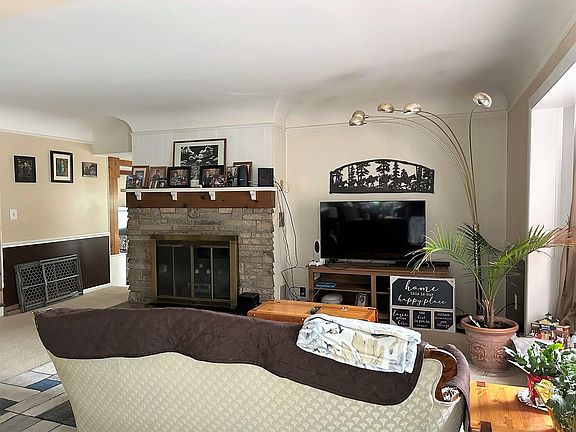 4th image of 560 Hornbacher Ln