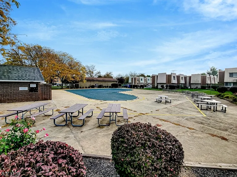 798 Eves Dr #2R — Photo 26