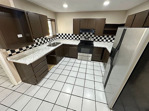 3rd image of 607 Beverly Dr