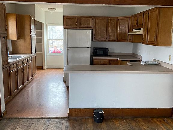3rd image of 102 Cliff St