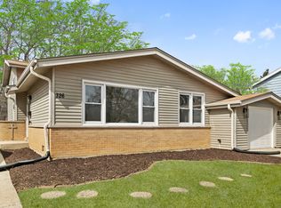 326 W Hawthorne Blvd, Mundelein, IL 60060