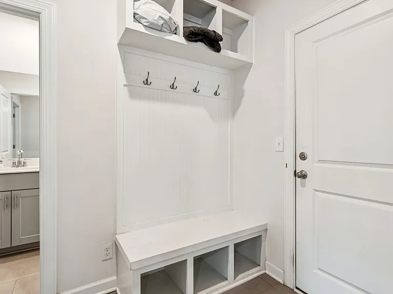 1071 Amberley Crossing Dr — Photo 16