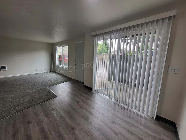 8231 N Fessenden St #9 — Photo 9