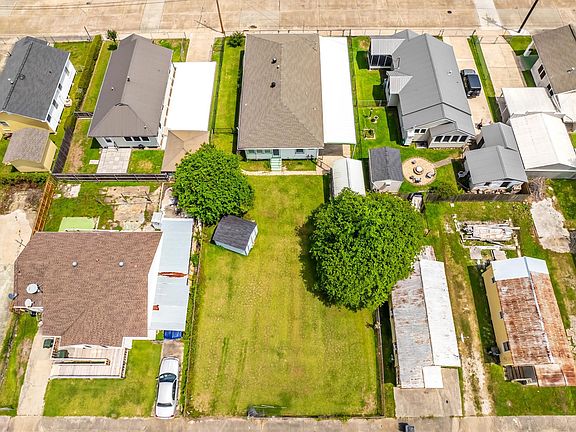 5th image of 330 Levron St