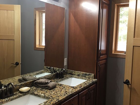 Master Ensuite w Granite