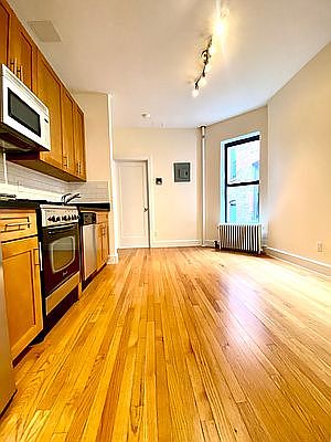 3rd image of 230 E 80th St APT 6C