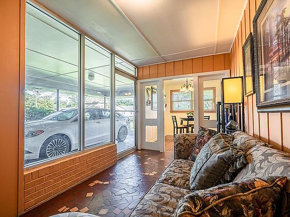 5th image of 706 W Colorado Ave