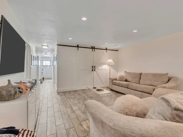 1071 N Jamie Matt Cir W, Layton, UT 84041
