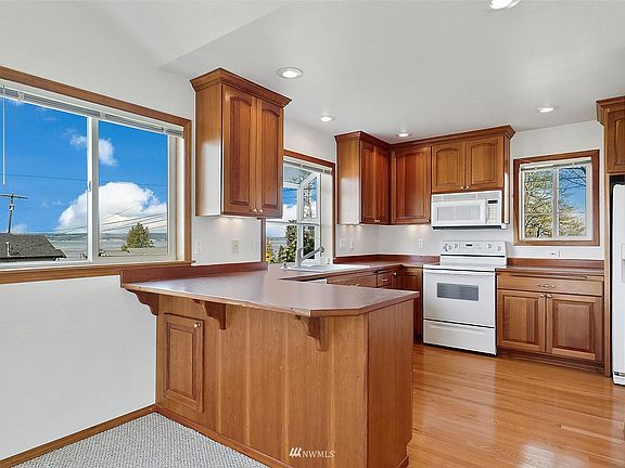 4th image of 9820 188th St NW