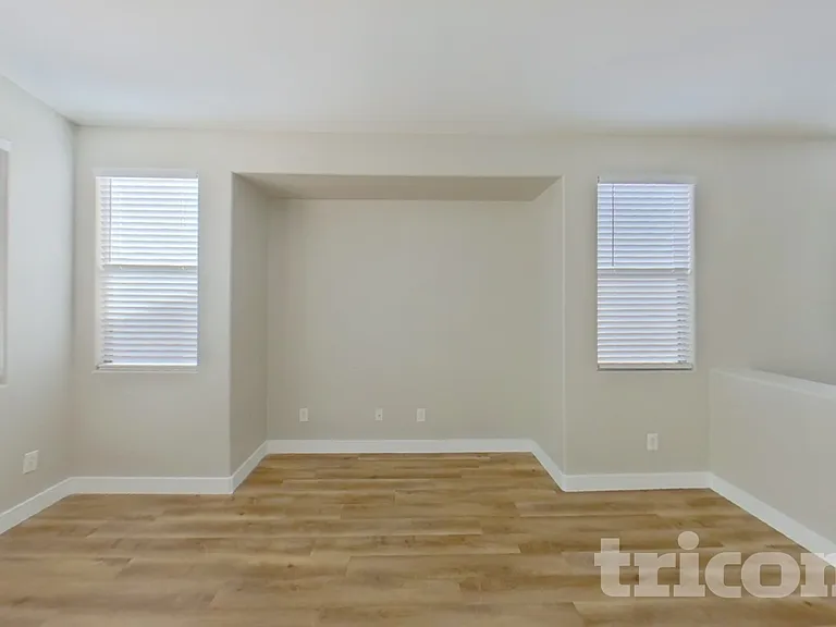 7428 W Pioneer St — Photo 2