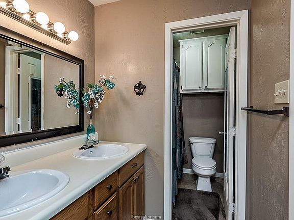 4th image of 2811 Forest Park Dr