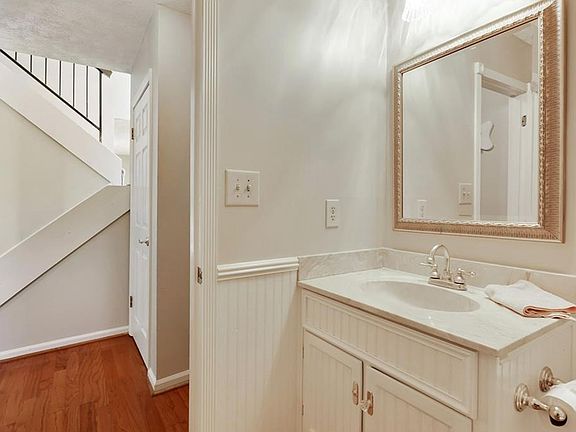 5th image of 9515 Parkwood Dr