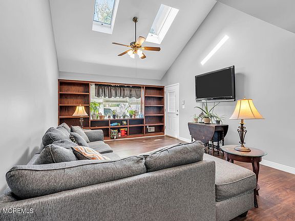 3rd image of 15 Hemingway Drive