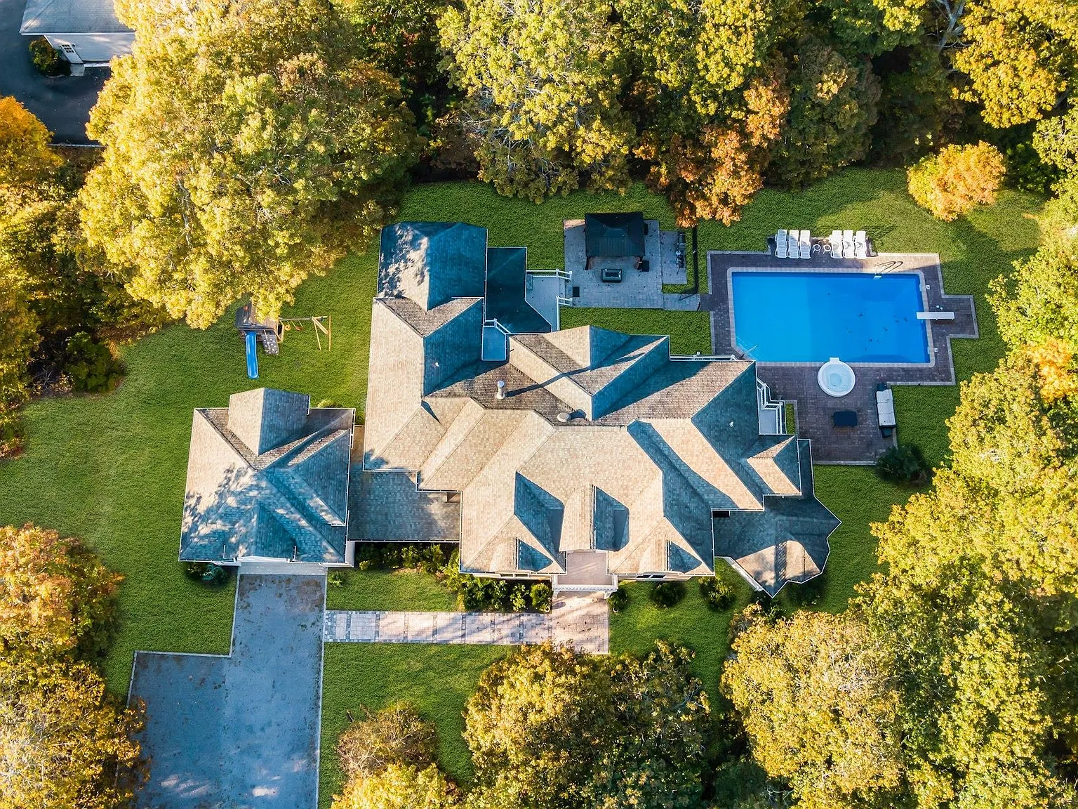 7 bed, 5.0 bath, 5000 sqft, $10,000 — Photo 2