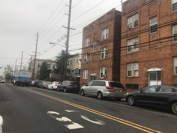 4th image of 171 Baldwin Ave