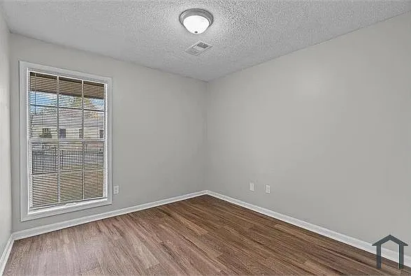 3 bed, $1,300 — Photo 2