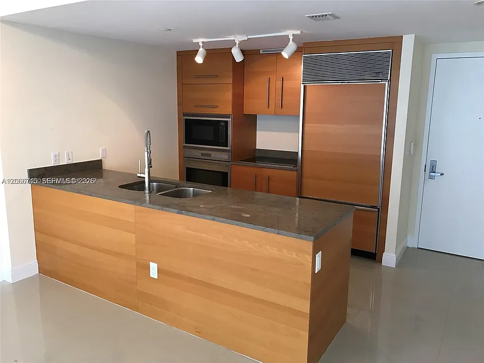 475 Brickell Ave #2511