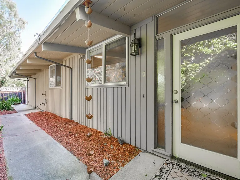 485 Emmons Dr — Photo 3