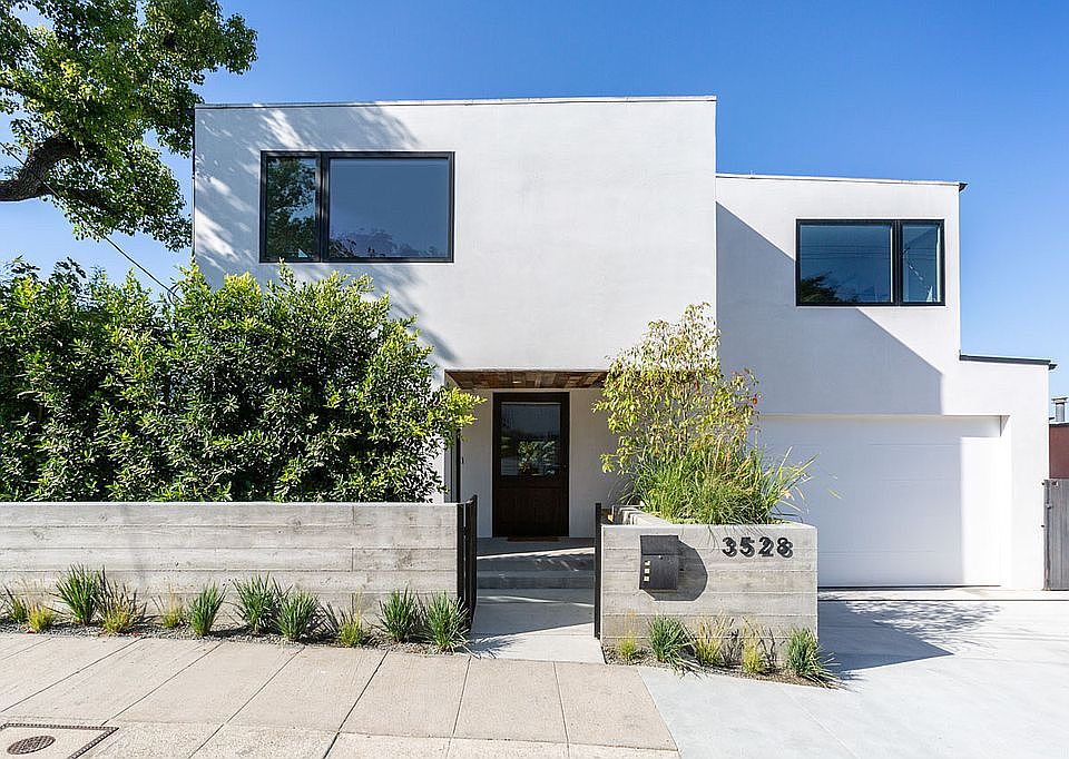 1st image of 3528 Dahlia Ave