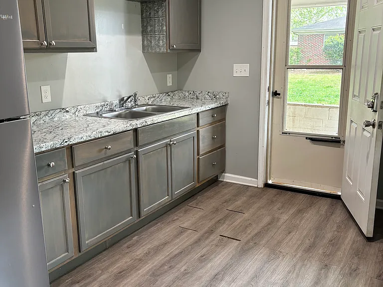520 Brentwood St — Photo 5