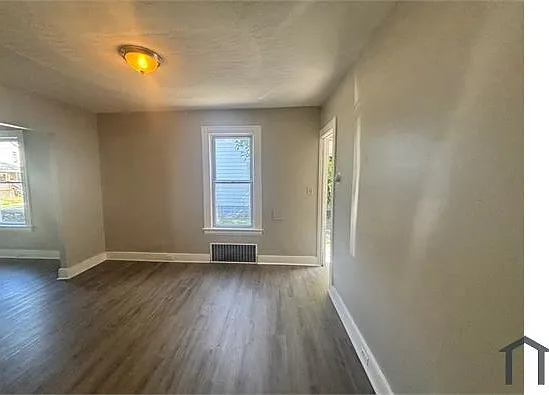 323 W 25th St — Photo 6