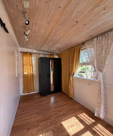 Sunroom w/ closet
