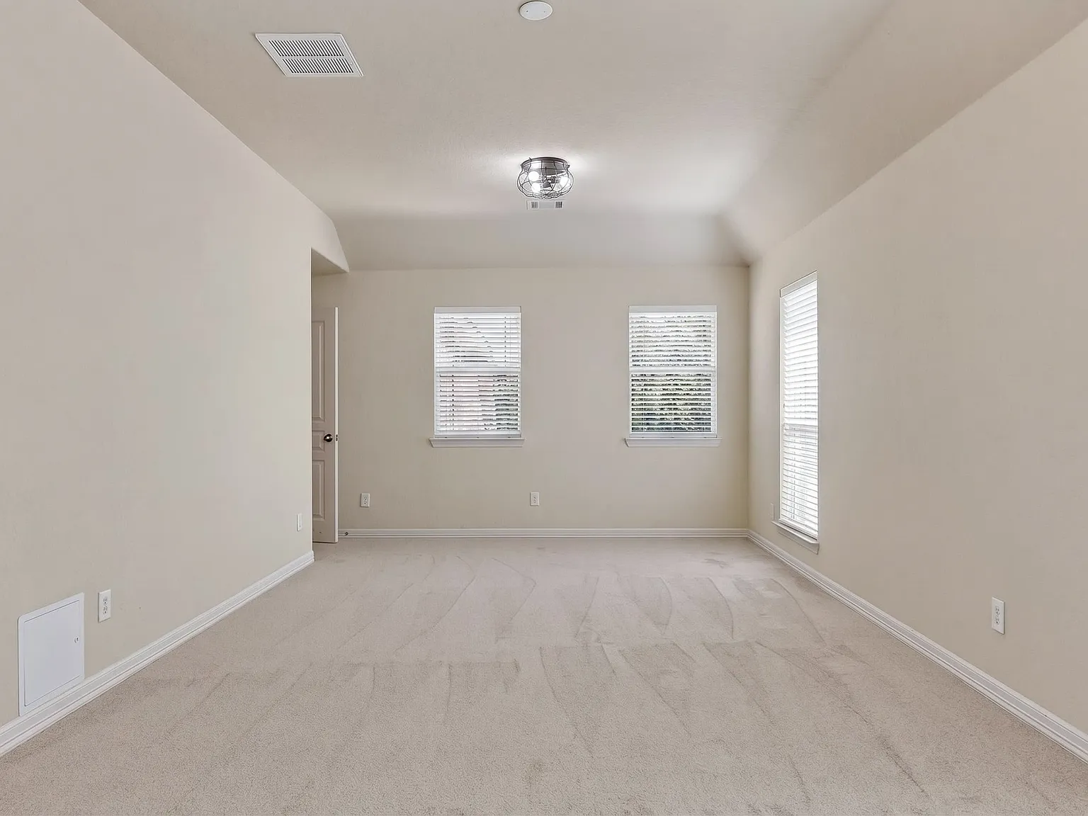 5 bed, 3715 sqft, $3,995 — Photo 2