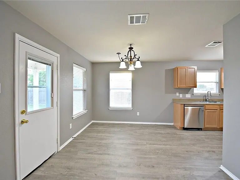 802 Rubles Ct — Photo 8