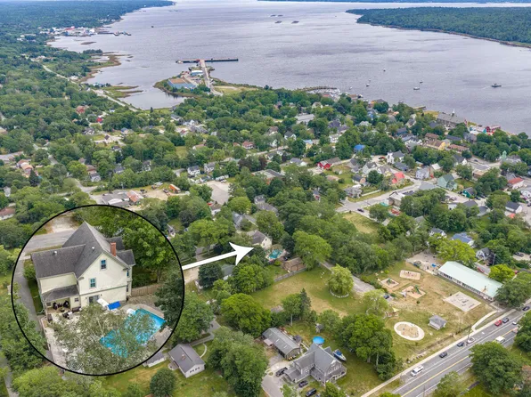 44 John St, Shelburne, NS B0T 1W0