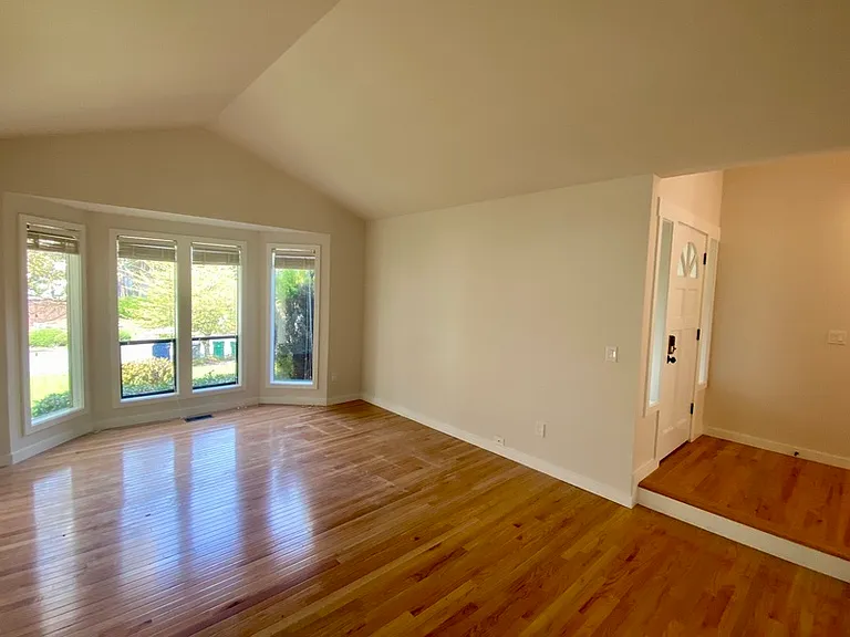 650 Jasmine Pl NW — Photo 2