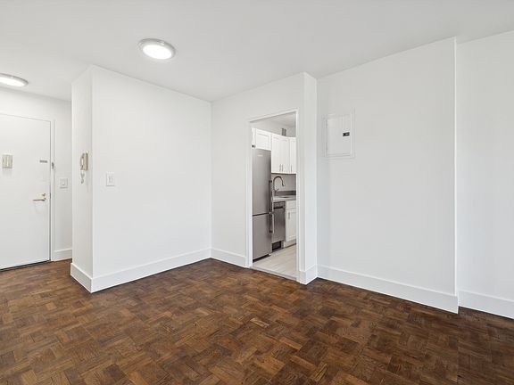 4th image of 210 E 15th St APT 9P