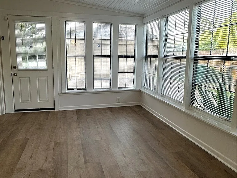 219 Glencroft Ct — Photo 3