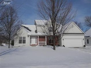 1486 Eden Gardens Dr, Fenton, MI 48430