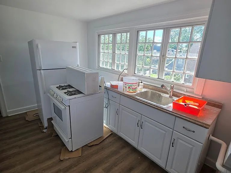1858 Guernsey Ave — Photo 24
