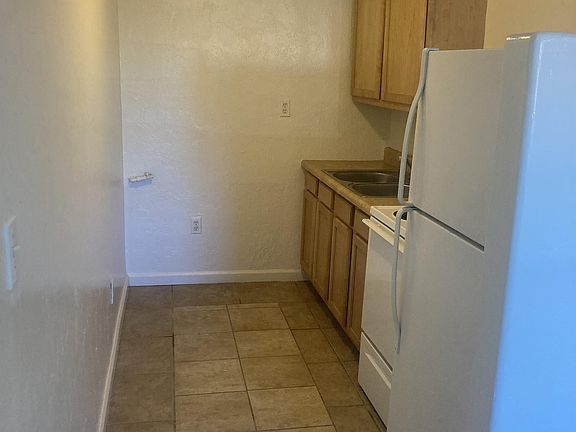4th image of 304 E Blacklidge Dr APT 3