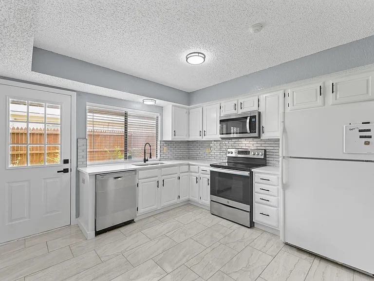 1509 Pecos St — Photo 5